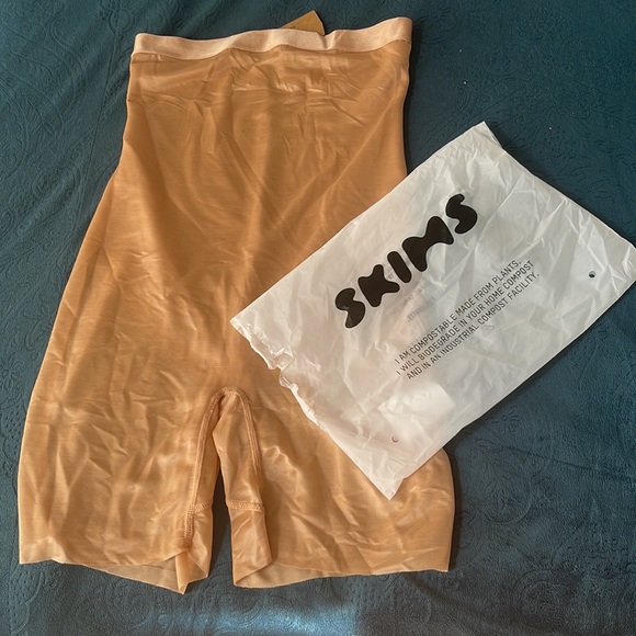 Skims mid thigh short shape wear - Picture 5 of 5